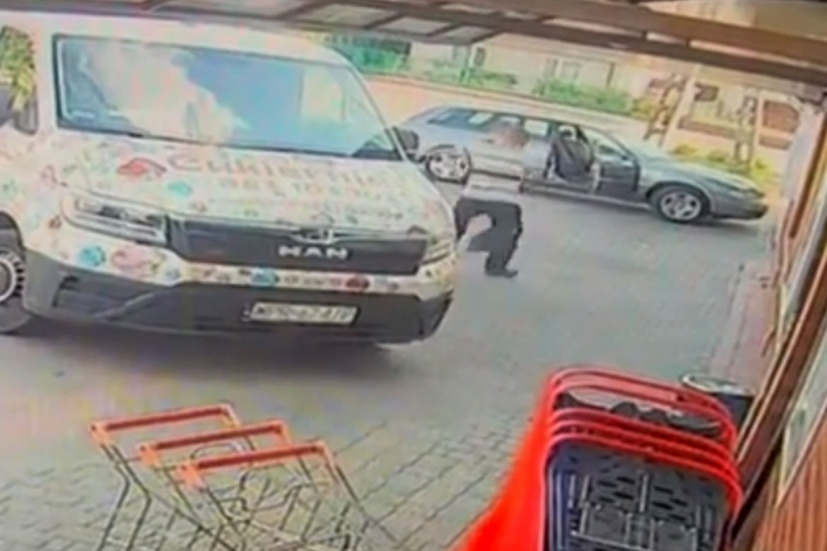  Wyszedł ze sklepu i z całej siły kopnął kota! Zwyrodnialec spod Ostrołęki poszukiwany [DRASTYCZNE WIDEO]