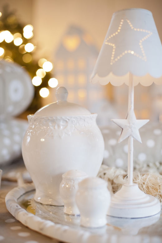 Biała dekoracja mieszkania w stylu shabby chic