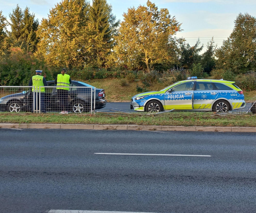 Osobówka przeleciała przez barierki. Poranne zderzenie z TIR-em w Lesznie [ZDJĘCIA]