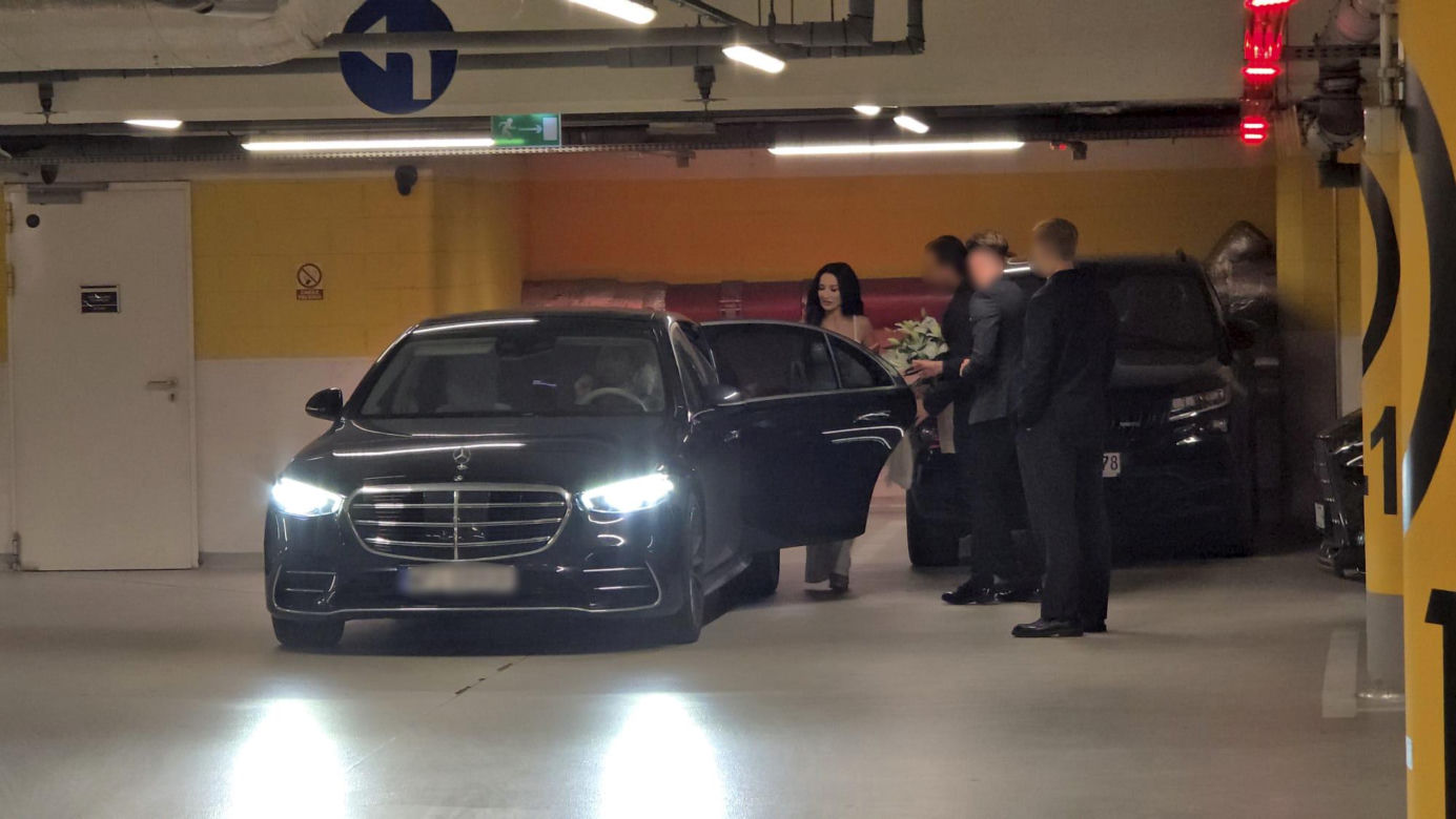 Justyna Steczkowska przemyka po parkingu w otoczeniu ochroniarzy