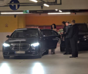 Justyna Steczkowska przemyka po parkingu w otoczeniu ochroniarzy