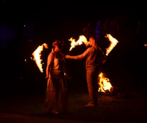 Pokaz fireshow w wykonaniu tancerzy i tancerek Teatru Ognia „Mantra” z Makowa Mazowieckiego