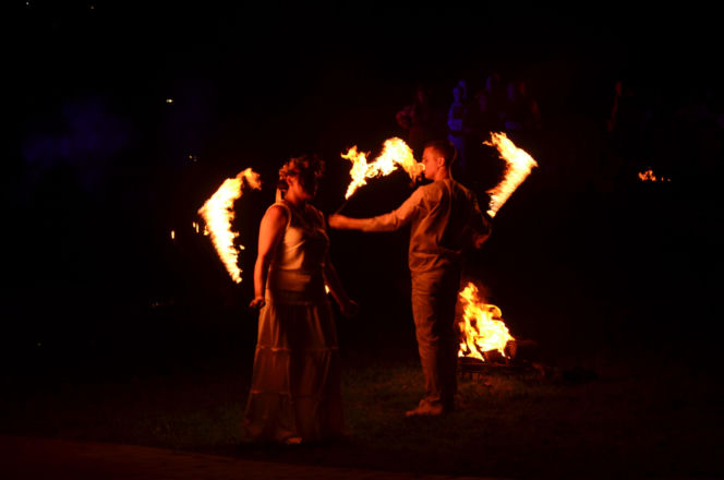 Pokaz fireshow w wykonaniu tancerzy i tancerek Teatru Ognia „Mantra” z Makowa Mazowieckiego