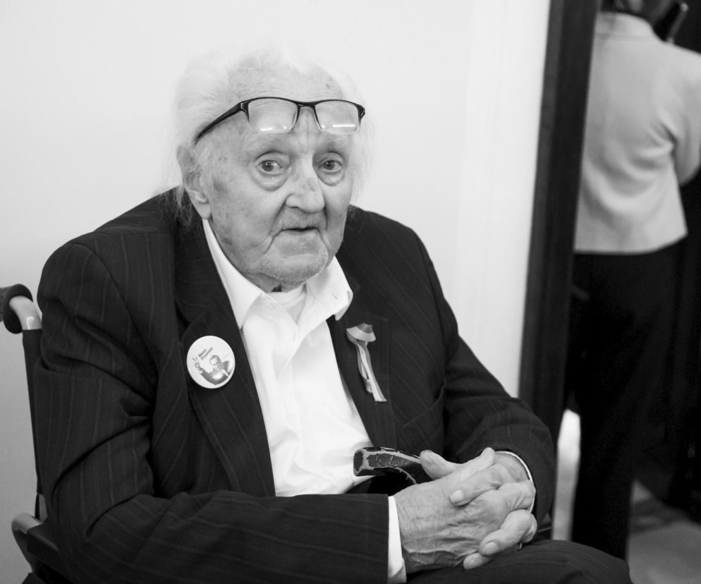 Andrzej Wielowieyski siedzący na wózku inwalidzkim. O śmierci tego polityka i doradcy przeczytasz na SE Polityka.