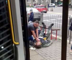 Trwa reanimacja mężczyzny na przystanku tramwajowym przy Okopowej