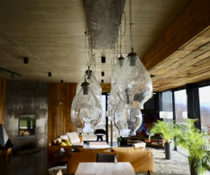 Ten dom przypomina jaskinię