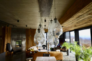 Efekt wow dają tu robione na zamówienie żyrandole - dzieła sztuki. Ten dom jest jak jaskinia z widokiem na górskie szczyty. 