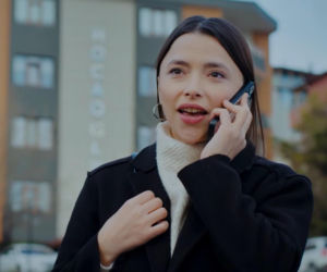 Dziedzictwo, odcinek 1032: Aynur szybko znajdzie nową pracę i odejdzie od Sinana. Przed wyjazdem przypadkiem zdemaskuje Ezgi
