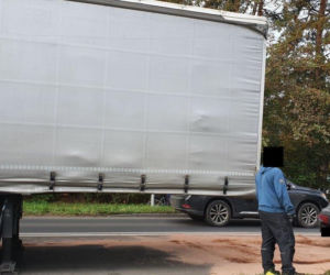 TIR zablokował skrzyżowanie przy jeziorze Głębokim