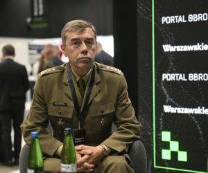 Warszawskie Targi Obronne. Scena Niebieska. Warszawskie Targi Obronne.. Scena Niebieska Jak w czasie kryzysu zapewnić łączność satelitarną instytucjom państwa i instytucjom rządowym? Budowa suwerennego systemu: potrzeby oraz krajowe zdolności przemysłowe