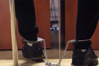 Horror podczas policyjnej interwencji. Wyszedł z dwoma maczetami