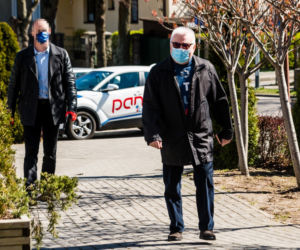 Lech Wałęsa przyszedł do kościoła w maseczce