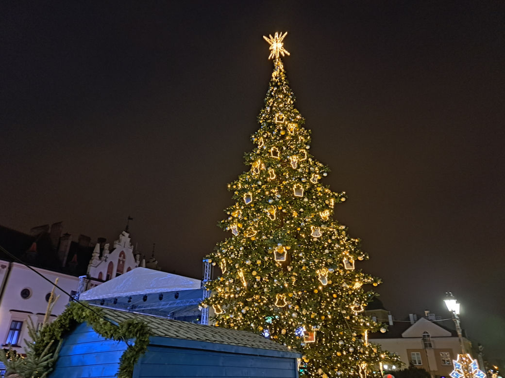 Świąteczne Miasteczko w Rzeszowie. Rynek rozbłysnął milionem światełek!