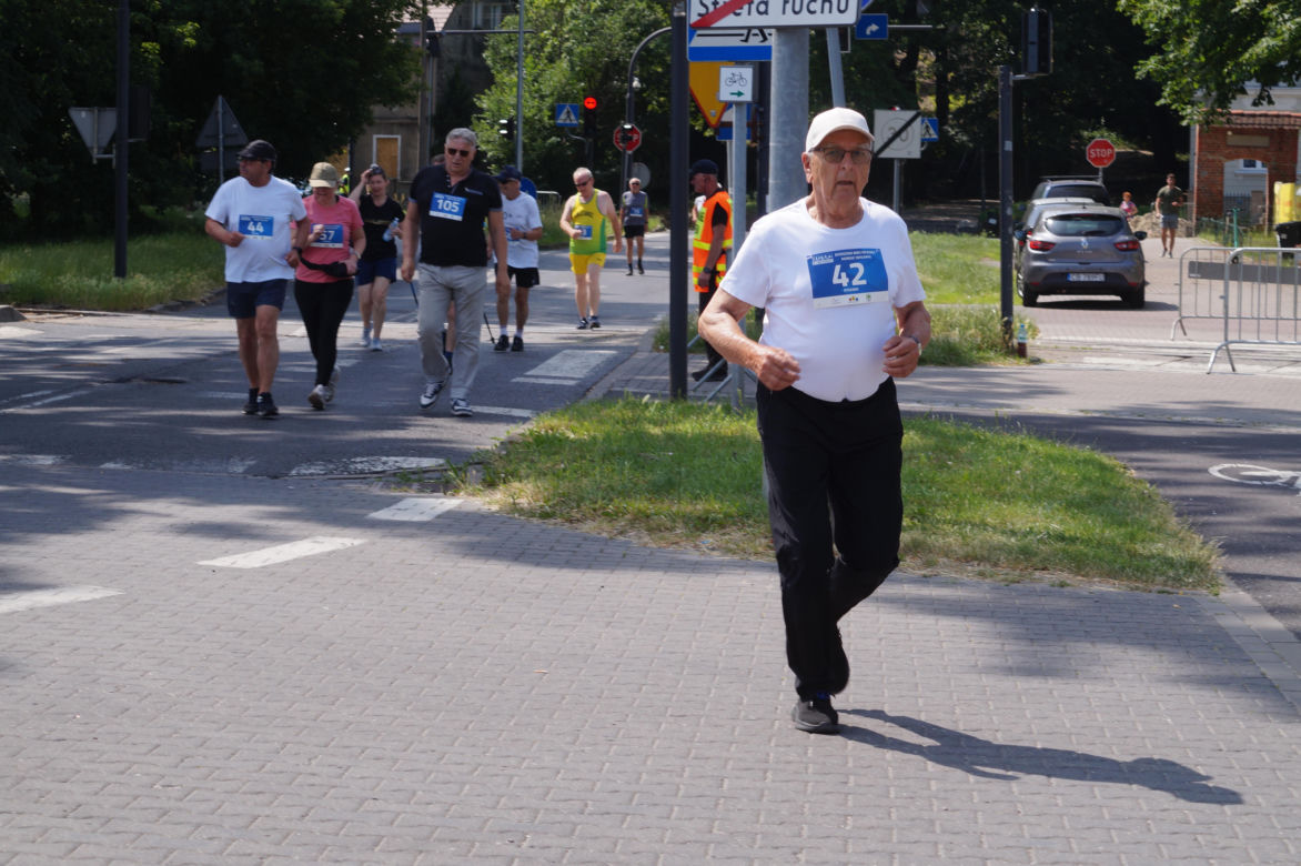 Seniorzy w Bydgoszczy pokazali moc! Blisko setka na starcie pierwszego Biegu Seniora