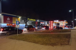 Gigantyczne kolejki na stacjach benzynowych. Ceny paliw błyskawicznie rosną