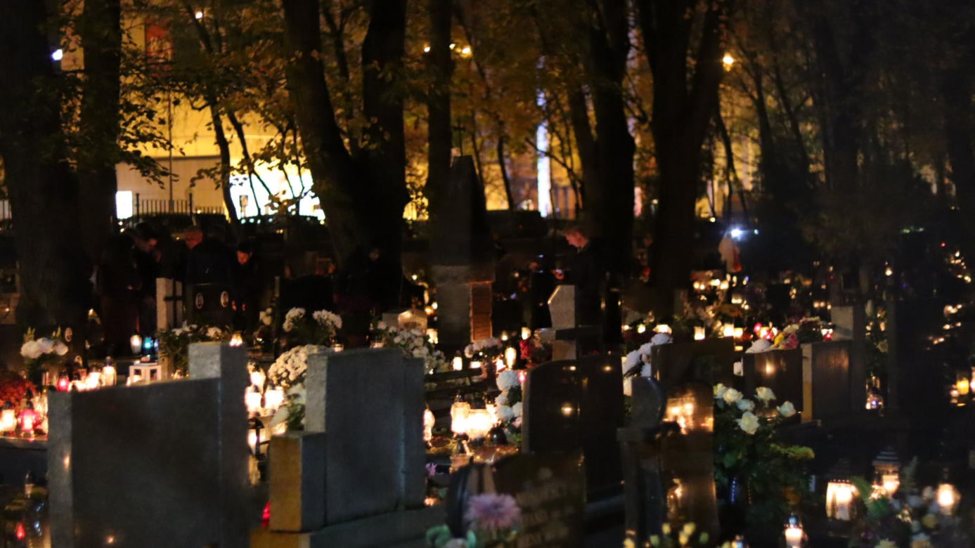 Tysiące płomieni. Tak wygląda lubelski cmentarz po zmroku. Zobaczcie!
