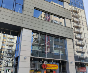 W budynku, w którym mieści się Biedronka znajduje się również siedziba firmy Jerónimo Martins, właściciela sieci dyskontów