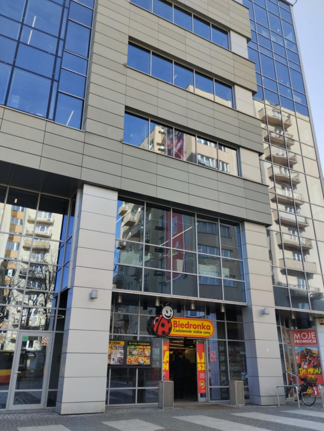 W budynku, w którym mieści się Biedronka znajduje się również siedziba firmy Jerónimo Martins, właściciela sieci dyskontów