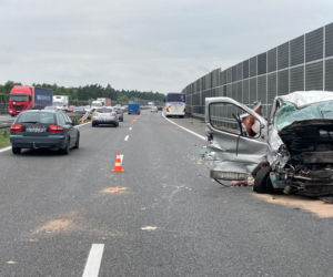 Jeden kierowca usnął za kółkiem, drugi nie opanował swojego bmw. Dwa groźne dachowania w regionie 