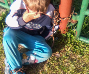 Ojciec zwyrol skuwał synka łańcuchem