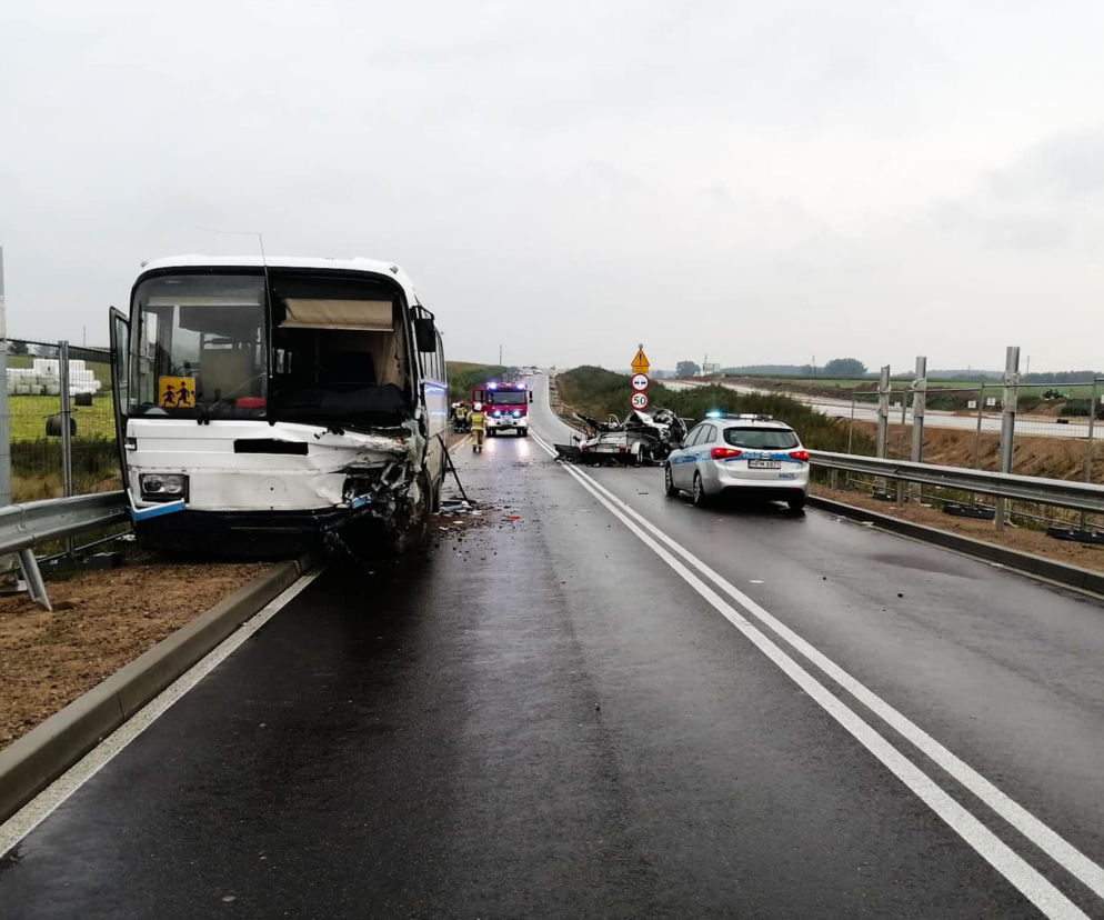 Podlaskie. CZOŁOWE zderzenie ze szkolnym autobusem! 1 osoba nie żyje. Wśród rannych są dzieci!