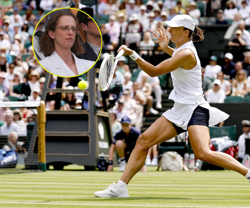 Tenisistka Iga Świątek w białym stroju sportowym i czapce odbija piłkę na korcie Wimbledonu, w tle widownia. W okręgu Agata Świątek, siostra Igi, w eleganckim białym żakiecie. Więcej o wsparciu rodziny przeczytasz na naszym portalu.