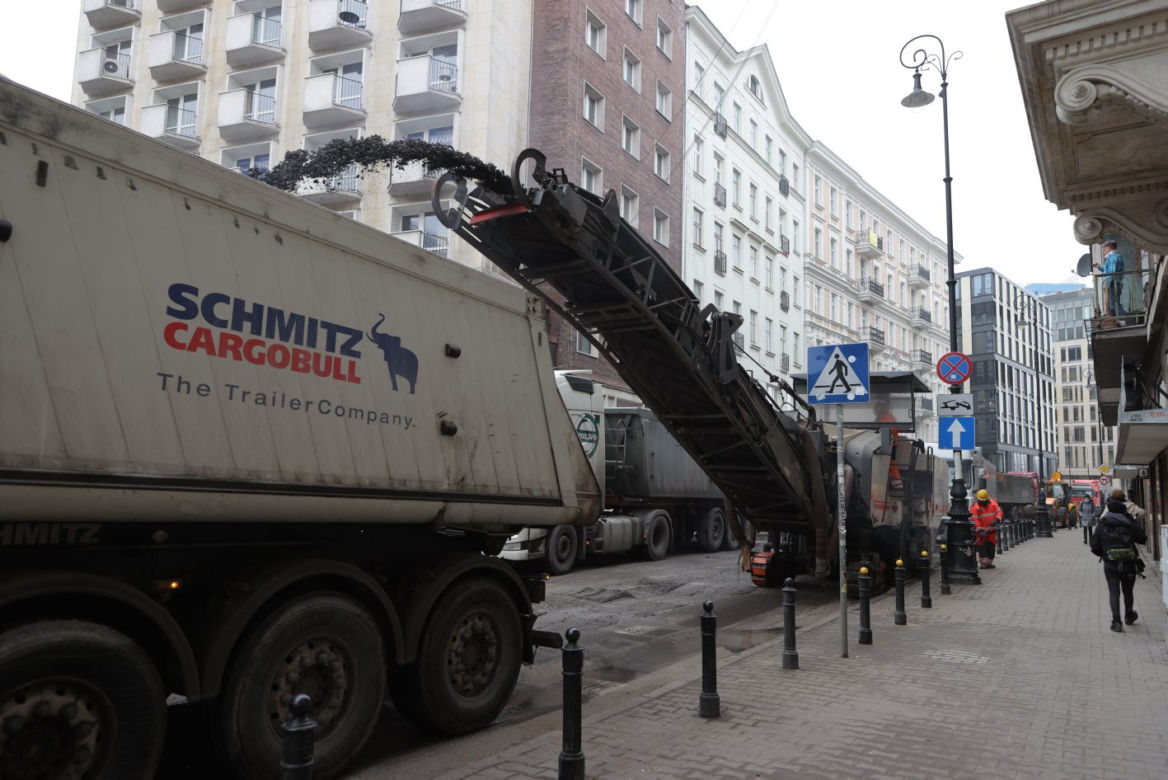 Armagedon w centrum Warszawy. Auta w kolejce do wypisania mandatów! Rozkopują pl. Pięciu Rogów