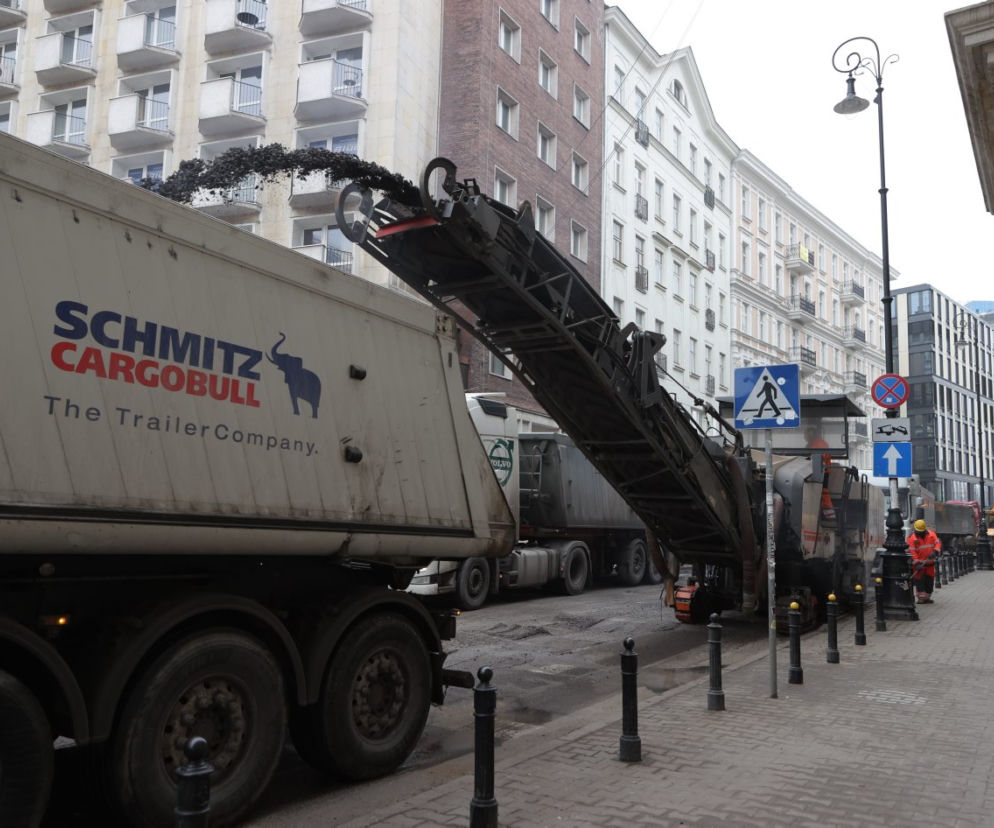 Armagedon w centrum Warszawy. Auta w kolejce do wypisania mandatów! Rozkopują pl. Pięciu Rogów