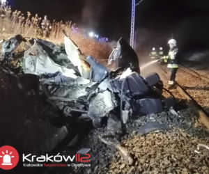 Samochód całkowicie ZMIAŻDŻONY przez pociąg!