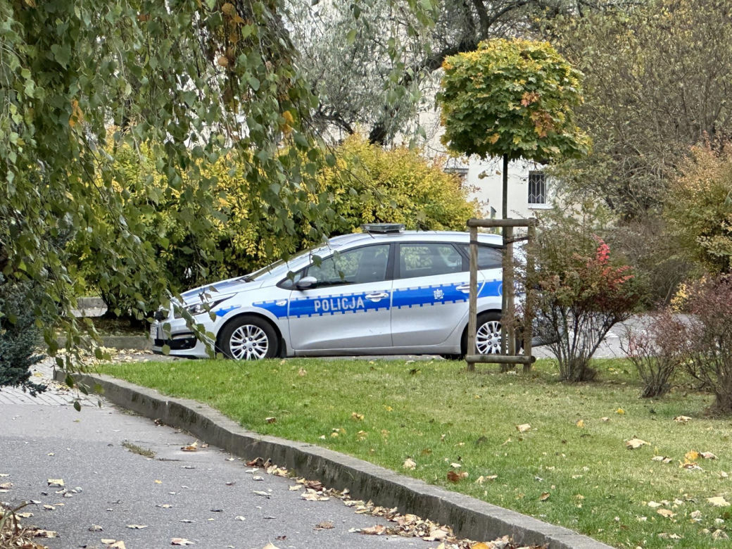 Atak maczetą na Bielanach. Trwa obława za sprawcą. Policja apeluje do świadków