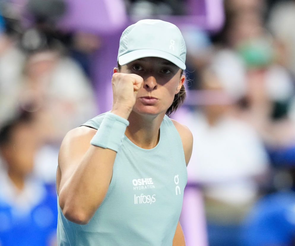 Iga Świątek zaciska pięść w geście triumfu. O jej meczu w 1. rundzie US Open przeczytasz na SE Supersport.