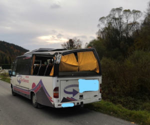Leszczawa Dolna: na busa spadł konar drzewa! Wiatr powalił część 500-letniego dębu