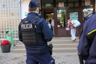 Radiowozy przy szkołach we Wrocławiu. Uczą dzieci ucieczki i barykadowania sal