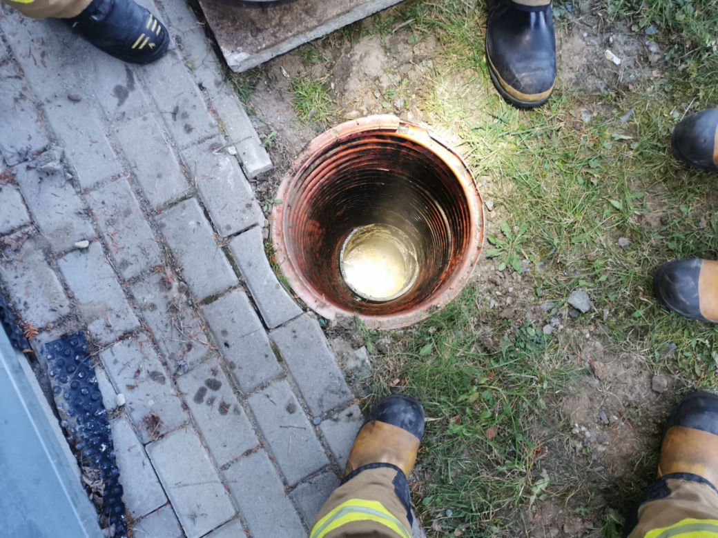 Trzyletni Franek wpadł do ciasnej studzienki. Policjantka ruszyła z pomocą. Zawisła głową w dół!