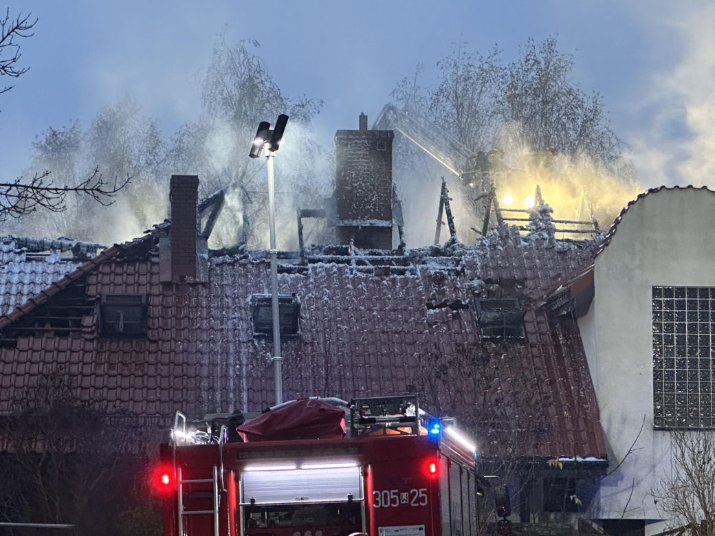 Wielkie kłęby dymu nad Wawrem. Płonie wielka willa, strażacy walczą z żywiołem