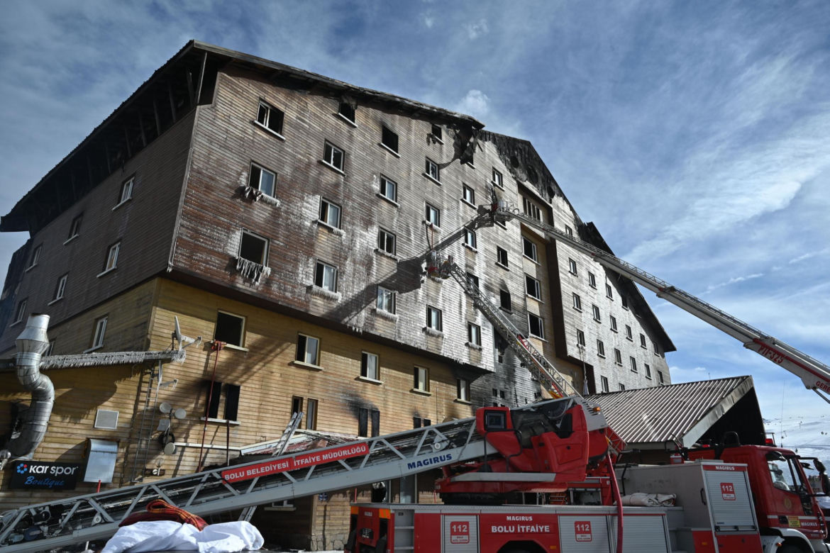 Ogień zmienił ferie w piekło. Hotel spłonął, nie żyje 76 osób. Będzie żałoba narodowa 
