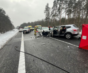 Kraksa dwóch osobówek na drodze krajowej. Trzy ofiary śmiertelne