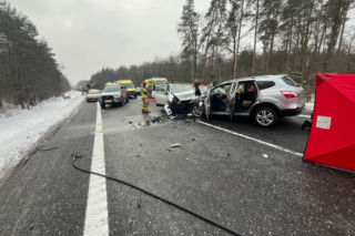 Kraksa dwóch osobówek na drodze krajowej. Trzy ofiary śmiertelne