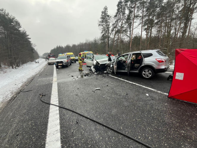 Kraksa dwóch osobówek na drodze krajowej. Trzy ofiary śmiertelne