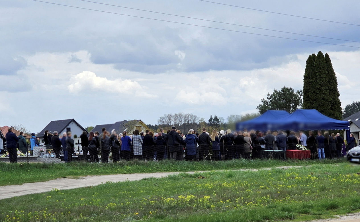 Kobyla Góra, pogrzeb zamordowanych sióstr 