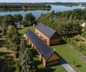 Dom - dwie stodoły z łącznikiem, o powierzchni 410 m², zbudowano w technologii CLT. Najpiękniej jest tu o zachodzie słońca