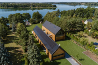 Dom - dwie stodoły z łącznikiem, o powierzchni 410 m², zbudowano w technologii CLT. Najpiękniej jest tu o zachodzie słońca