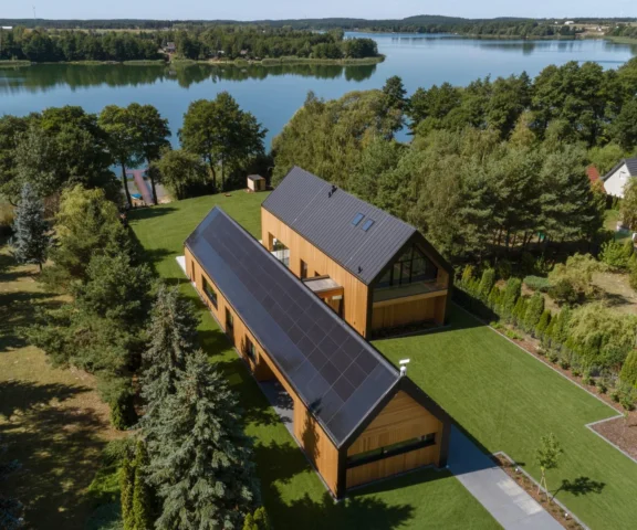 Dom - dwie stodoły z łącznikiem, o powierzchni 410 m², zbudowano w technologii CLT. Najpiękniej jest tu o zachodzie słońca