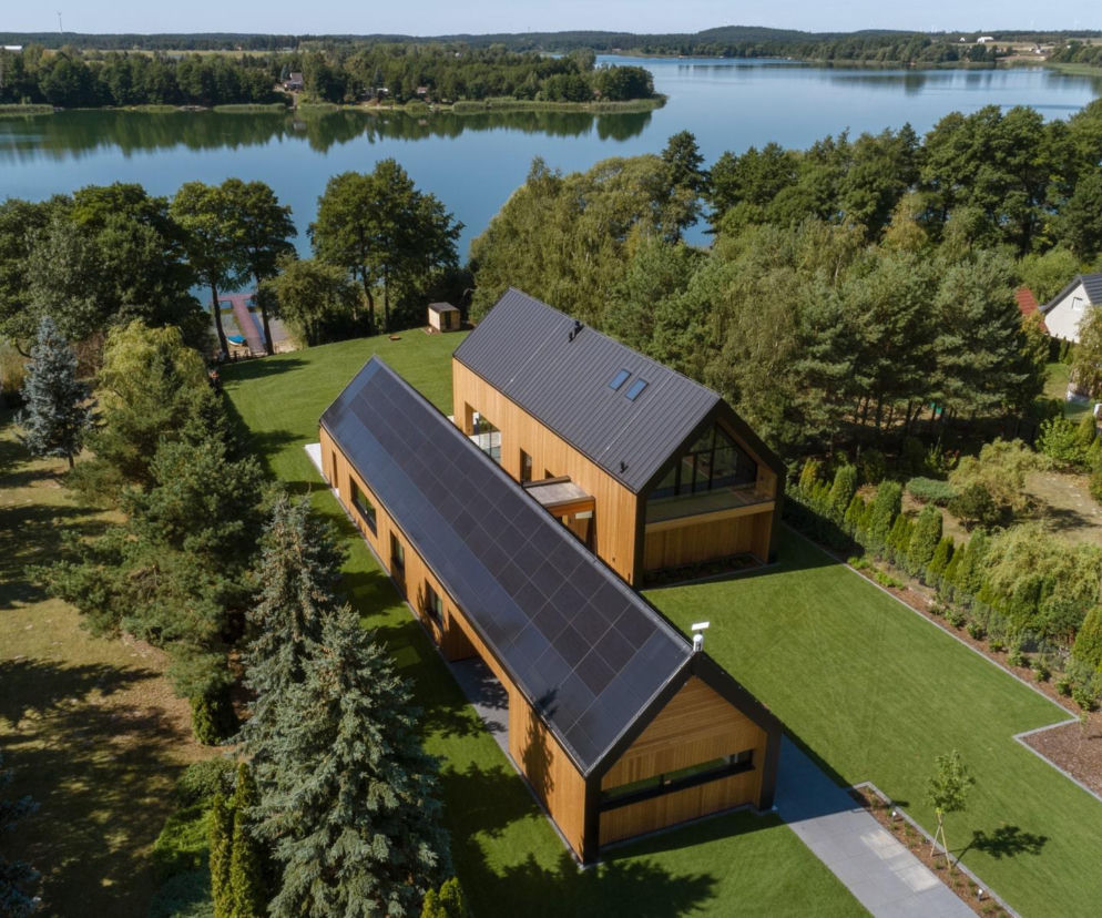 Dom - dwie stodoły z łącznikiem, o powierzchni 410 m², zbudowano w technologii CLT. Najpiękniej jest tu o zachodzie słońca
