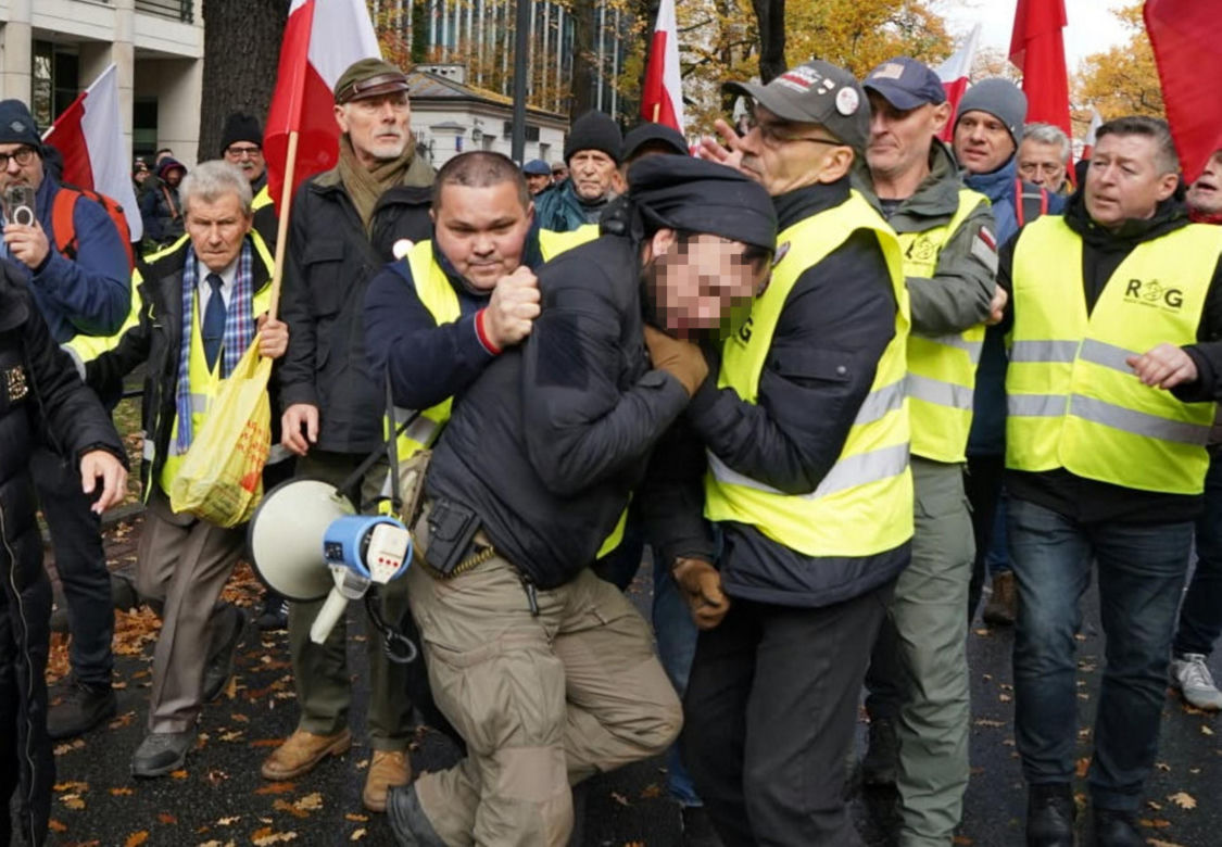 Uderzył kobietę przed Trybunałem Konstytucyjnym. Miał przy sobie nóż, pistolet i narkotyki!