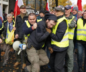Uderzył kobietę przed Trybunałem Konstytucyjnym. Miał przy sobie nóż, pistolet i narkotyki!