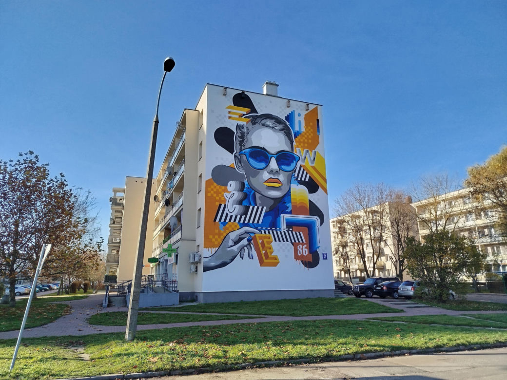 Nowy mural z kobiecą postacią na ścianie bloku przy ulicy Kaszubskiej 2 w Siedlcach. Zobacz zdjęcia!