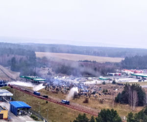 TRWA SZTURM na polską granicę. Migranci rzucają granatami hukowymi
