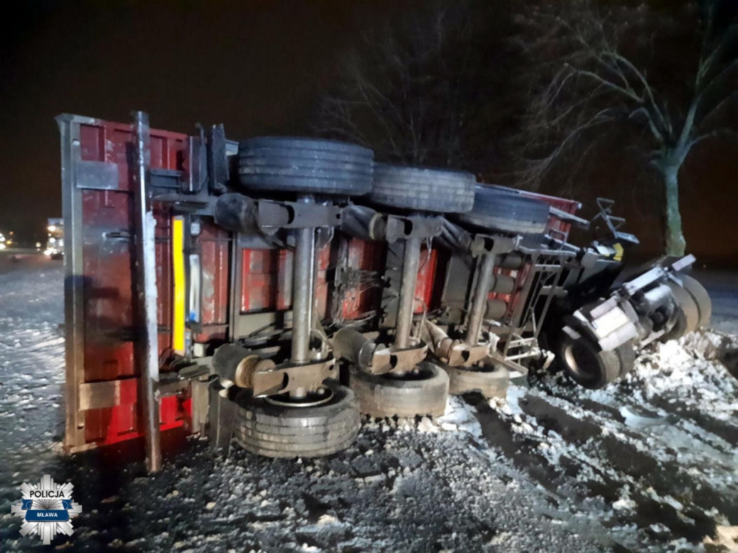 Wjechał busem prosto pod ciężarówkę. Przód auta kompletnie rozerwało. 75-latek zginął na miejscu