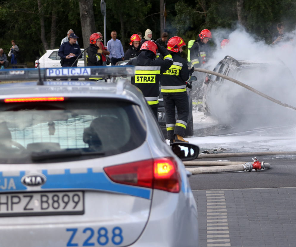 Matka zostawiła dziecko w samochodzie, wybuchł pożar. Pięciolatek trafił do szpitala